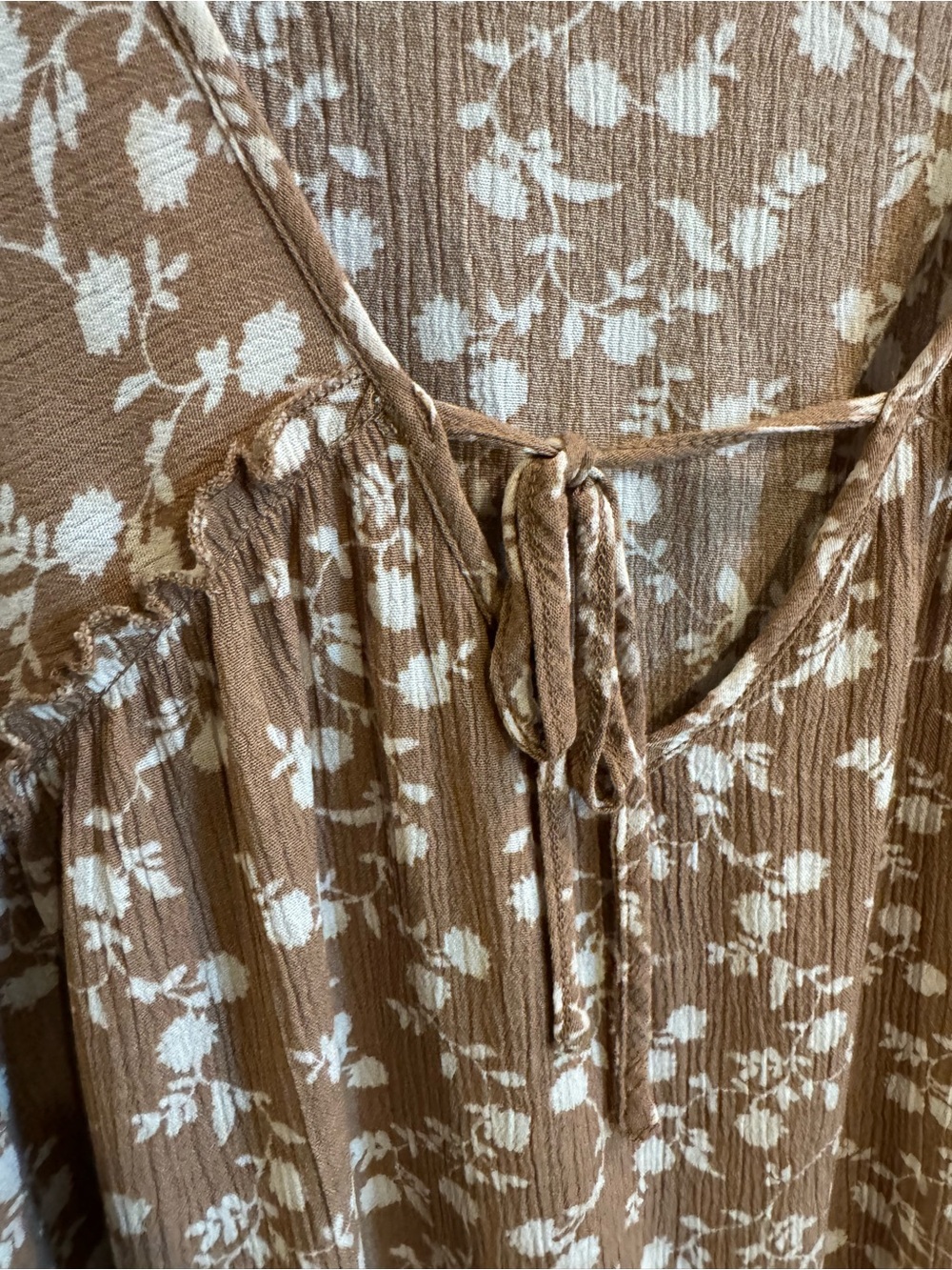 ⭐ 2/$20 Peach Love California Tan Floral Peasant Top - Picture 4 of 9